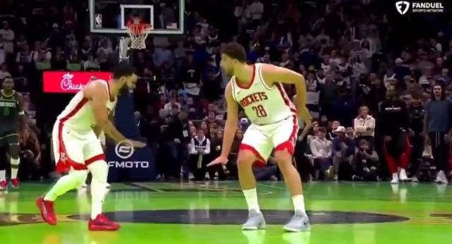 开云体育官方网-比出嘲讽手势羞辱DPOY 申京蜕变助火箭急速升空